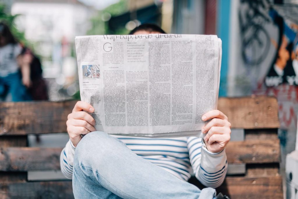 Blogginlägg om native annonsering - en man sitter och läser en tidning.