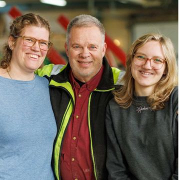 Tre generationer. Jenny och Emelie Axinge samt Jan Henriksson.
